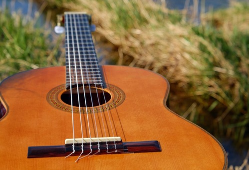 POSEZENÍ SE SVÁTEČNĚ NALADĚNOU KYTAROU