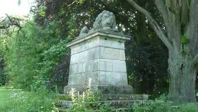 Za pomníkem Spícího lva do dubenského lesa