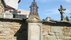 Kříž u brány katolického hřbitova