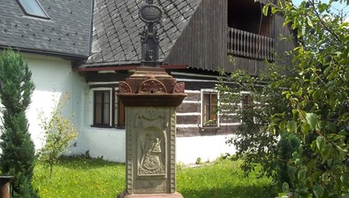 Kamenný kříž s Kristem