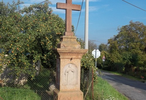 Kamenný podstavec s křížem