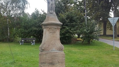 Kamenný podstavec s křížem