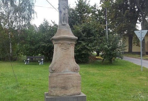 Kamenný podstavec s křížem