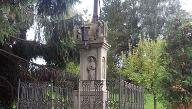 Kamenný podstavec s křížem