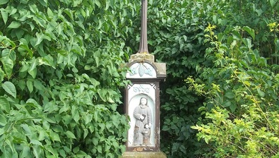 Kamenný podstavec s křížem