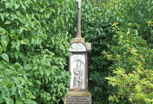 Kamenný podstavec s křížem