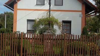 Kamenný podstavec s křížem