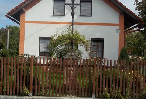 Kamenný podstavec s křížem