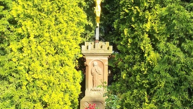 Kamenný podstavec s křížem