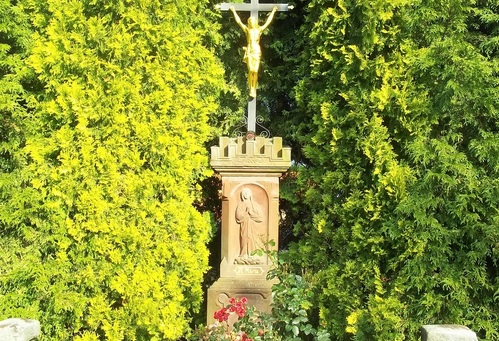 Kamenný podstavec s křížem