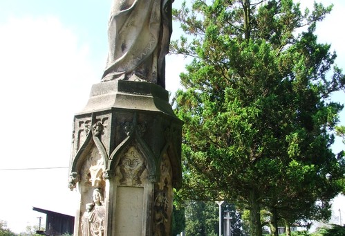 Socha muže s knihou