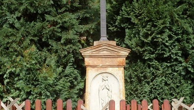 Pískovcové ukřižování s litinovým křížem