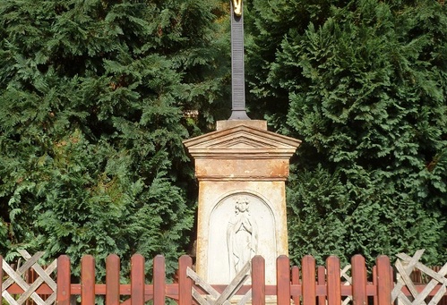 Pískovcové ukřižování s litinovým křížem