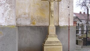 Kříž u kostelní zdi