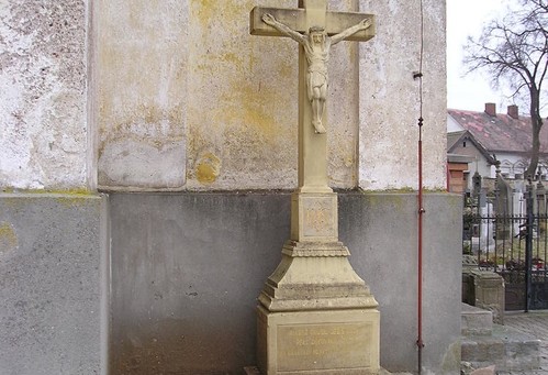 Kříž u kostelní zdi