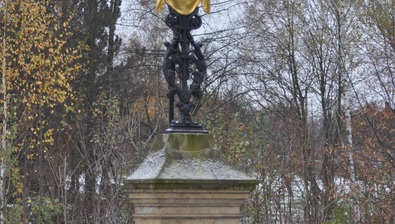 Kříž se zlatou sochou Ježíše